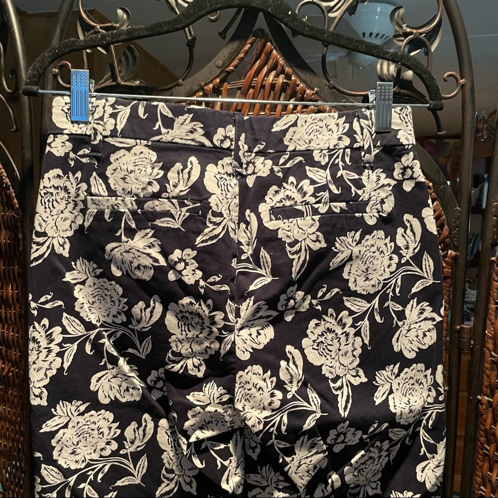 Gap navy and white floral skinny ankle pants - Picture 4 of 9